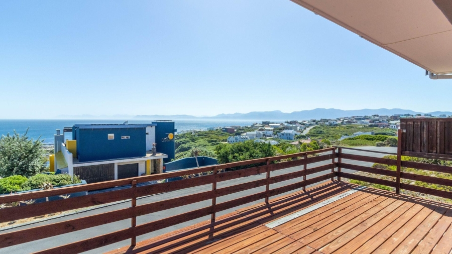 6 Bedroom Property for Sale in De Kelders Western Cape